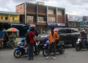 Mahasiswa Fakultas Hukum UHO Bagikan Takjil Buka Puasa, Warga: Terimakasih