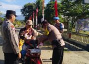 Polres Jajaran Polda Sultra Bagikan Ratusan Bendera Merah Putih, Warga: Alhamdulillah Gratis