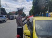 Polres Koltim dan Buton Bagikan Bendera Merah Putih Gratis ke Warga