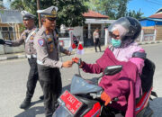 Jelang HUT RI Ke-80, Polres Jajaran Polda Sultra Bagikan Ribuan Bendera Merah Putih