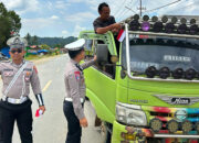 Sopir Mobil dan Pengendara di Sultra dapat Bendera Merah Putih Gratis