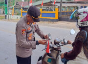 Respon Positif Warga di Sultra saat Bagi-bagi Bendera Merah Putih