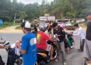 Himpunan Masyarakat Kota Lama Kendari Bagi-bagi Bendera Merah Putih Gratis