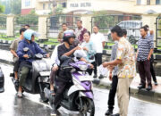 Hari Kedua Puasa, Direktorat Intelkam Polda Sultra Berbagi Takjil ke Pengguna Jalan