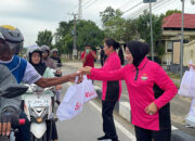 Bhayangkari Polda Sultra Berbagi Ratusan Paket Takjil kepada Masyarakat