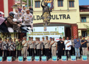 Kapolda Sultra Serahkan Bingkisan Lebaran ke Warga, Wakapolda Turut serta Bagikan Takjil