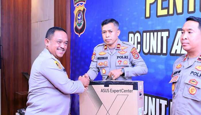 Kapolda Sultra Serahkan 107 Unit PC All In One untuk Unit Intelkam Polsek Jajaran