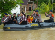 Gunakan Perahu Karet, Brimob Polda Sultra Bantu Evakuasi Korban Banjir di Kota Kendari