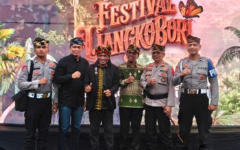 Tak Sekedar Amankan Festival Liangkabori, Anggota Polres Muna Turut Kawal Pelestarian Budaya