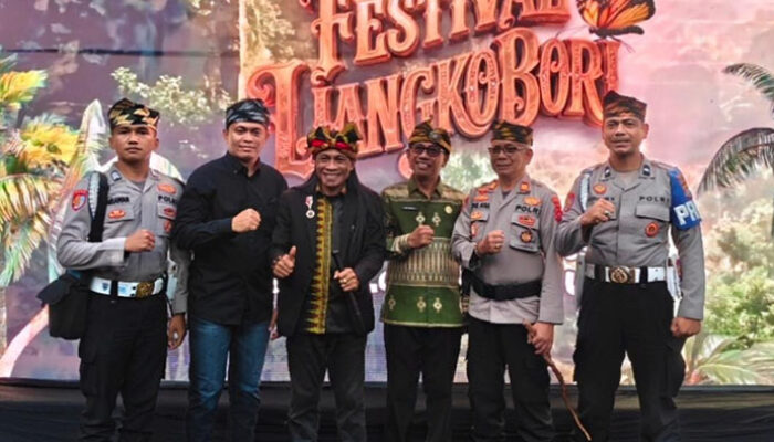 Tak Sekedar Amankan Festival Liangkabori, Anggota Polres Muna Turut Kawal Pelestarian Budaya