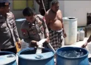 Brimob Polda Sultra Salurkan Bantuan Air Bersih untuk Warga Soropia yang Alami Kekeringan Akibat Kemarau