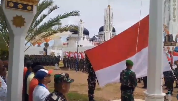 Bendera Merah Putih Kembali Dikibarkan di Masjid Raya Baiturrahman