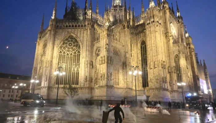Demo Biaya Hidup Tinggi di Italia Berujung Ricuh, Polisi Tembakkan Gas Air Mata